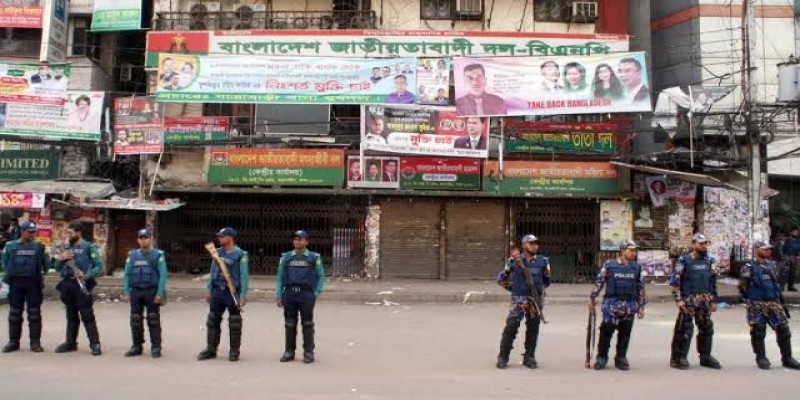 নয়াপল্টনে বিএনপি কার্যালয়ের সামনে পুলিশের অবস্থান॥ দেখা নেই নেতাকর্মীর