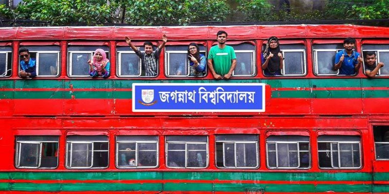 জবির স্বপ্নচূড়া বাসে পাথর নিক্ষেপ করেছে দুর্বৃত্তরা