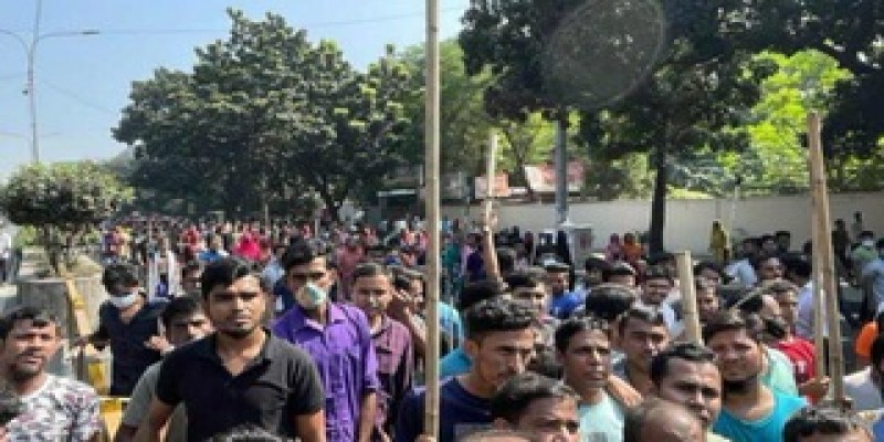 বেতন বৃদ্ধির দাবিতে মিরপুরে পোশাক শ্রমিকদের বিক্ষোভ