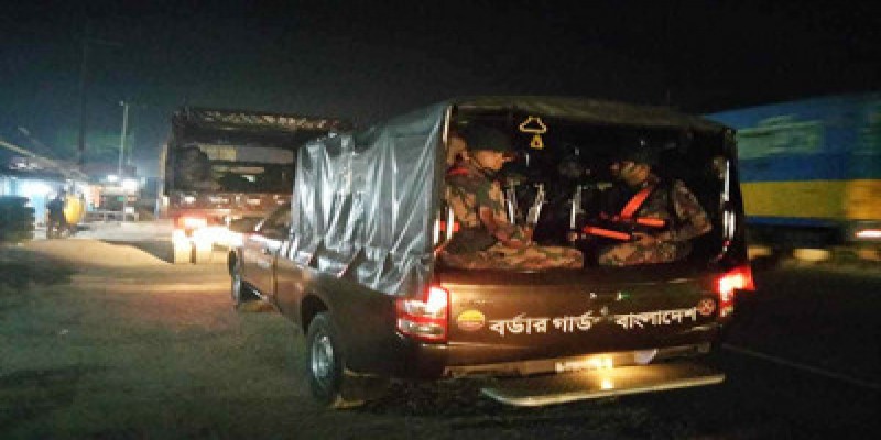 ঢাকা-চট্টগ্রাম মহাসড়কে বিজিবি-পুলিশ পাহারায় চলছে যাত্রীবাহী বাস॥