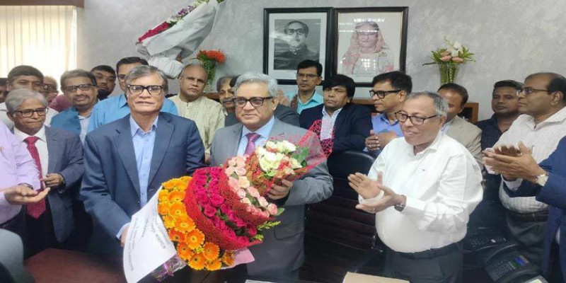 ঢাবির ২৯তম উপাচার্য অধ্যাপক মাকসুদ কামালের দায়িত্ব গ্রহণ