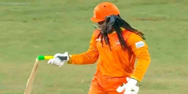 বাউন্ডারি হাঁকাতে গিয়ে ব্যাট ভাঙলেন ক্রিস গেইল
