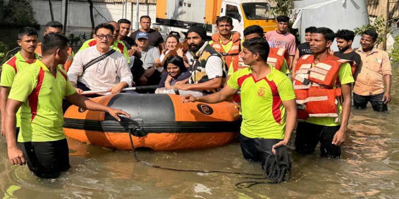 দুর্যোগপূর্ণ আবহাওয়ায় মায়ের কাছে বলিউড তারকা আমির খান
