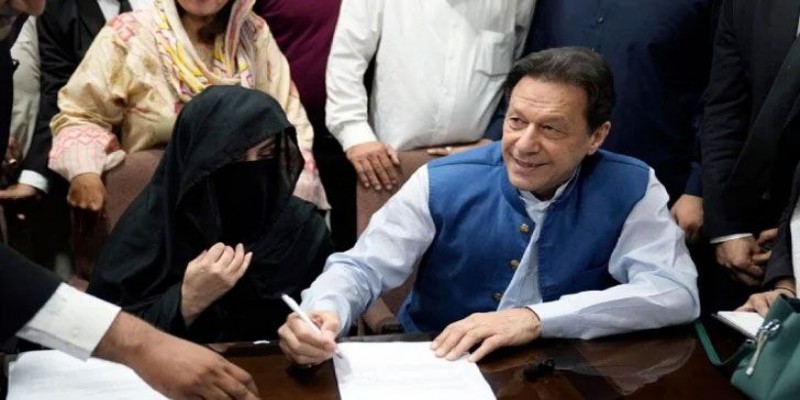 স্বামীর অনুপস্থিতিতে বুশরা বিবির কাছে যেতেন ইমরান খান