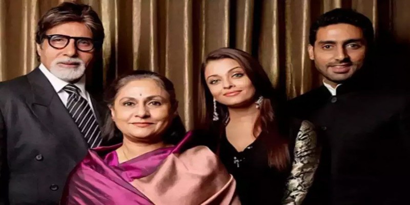একই মঞ্চে ঐশ্বরিয়া রায় ও বচ্চন পরিবার