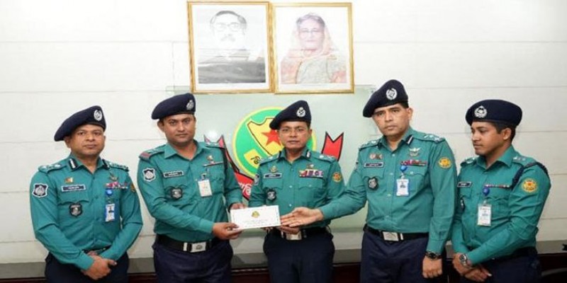 দুর্বৃত্তের আগুন থেকে বাস রক্ষায় পুরস্কৃত তিন পুলিশ