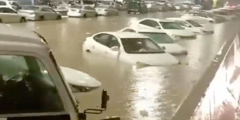 সৌদি আরবের মক্কায় ভারি বৃষ্টিতে সড়ক প্লাবিত