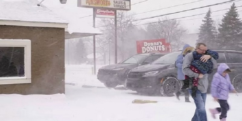যুক্তরাষ্ট্রে ভয়াবহ তুষারঝড়॥ ৫০ জনের মৃত্যু- তীব্র শীতে বিদ্যুৎহীন লাখো মানুষ