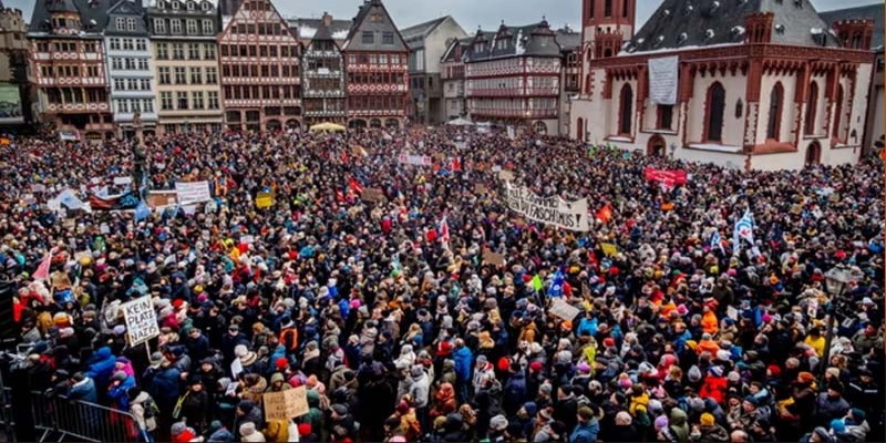 জার্মান থেকে অভিবাসীদের গণহারে বের করে দেওয়ার পরিকল্পনা॥লাখো মানুষের বিক্ষোভ