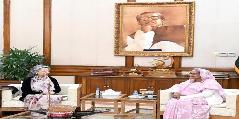 প্রধানমন্ত্রীর সাথে সৌজন্য সাক্ষাৎ করলেন ভারতীয় চলচ্চিত্র অভিনেত্রী শর্মিলা ঠাকুর