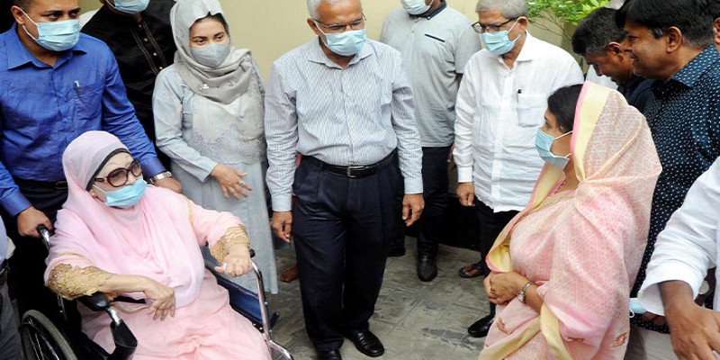 স্বাস্থ্য পরীক্ষার জন্য হাসপাতালে বিএনপি চেয়ারপার্সন বেগম খালেদা জিয়া॥