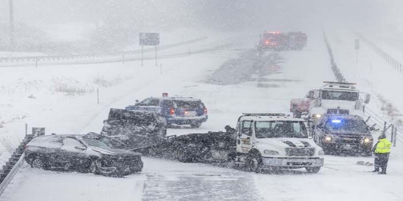 যুক্তরাষ্ট্রে ভয়াবহ তুষারঝড়॥ ৩০টি অঙ্গরাজ্যে জরুরি অবস্থা ঘোষণা