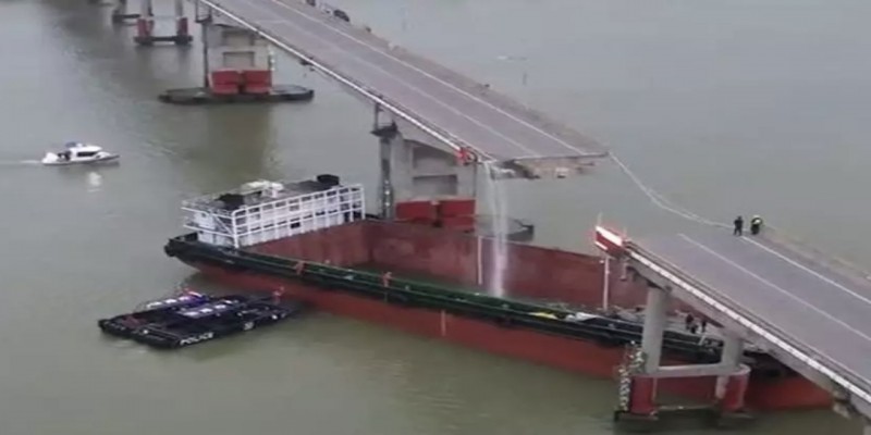 চীনের গুয়াংজুতে জাহাজের ধাক্কায় সেতু ভেঙে ৫ যানবাহন নদীতে, নিহত ২॥