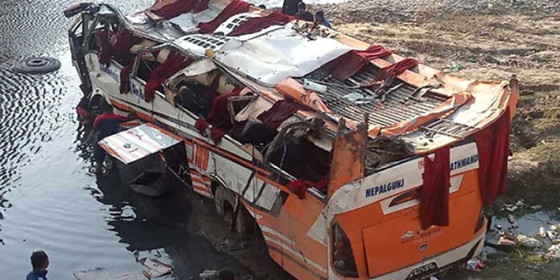 মালিতে নিয়ন্ত্রণ হারিয়ে সেতু থেকে নদীতে বাস॥ নিহত ৩১