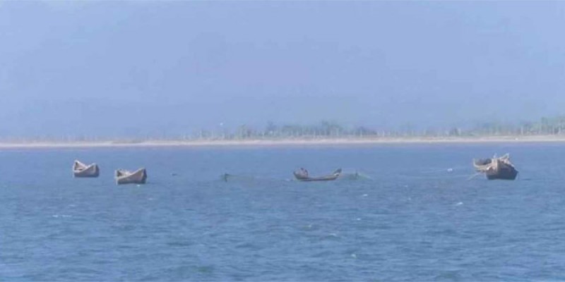 টেকনাফগামী যাত্রীবাহী ট্রলারে মিয়ানমারের গুলি বর্ষন॥