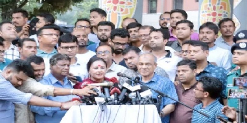 দুর্গাপূজায় নিরাপত্তা ঝুঁকি নেই, পুলিশের মাঠে থাকবে সেনা, নৌ ও বিমানবাহিনী॥ স্বরাষ্ট্র উপদেষ্টা