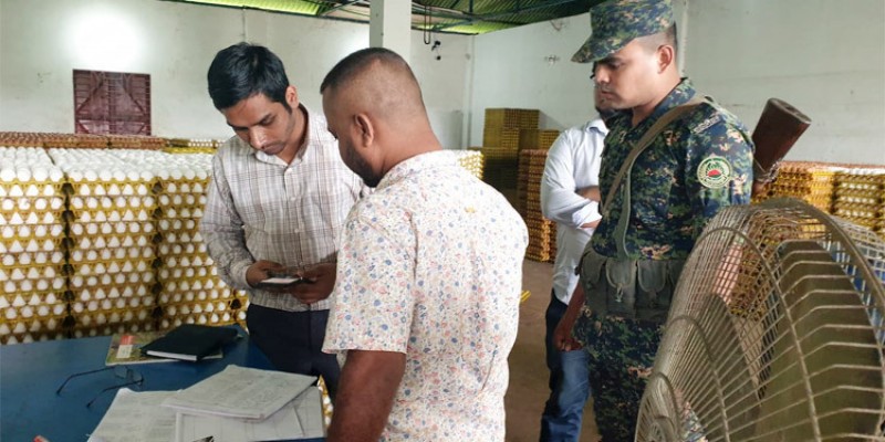 বেশী দামে ডিম বিক্রির দায়ে এক আড়তকে লাখ টাকা জরিমানা করল ভোক্তা অধিদপ্তর॥