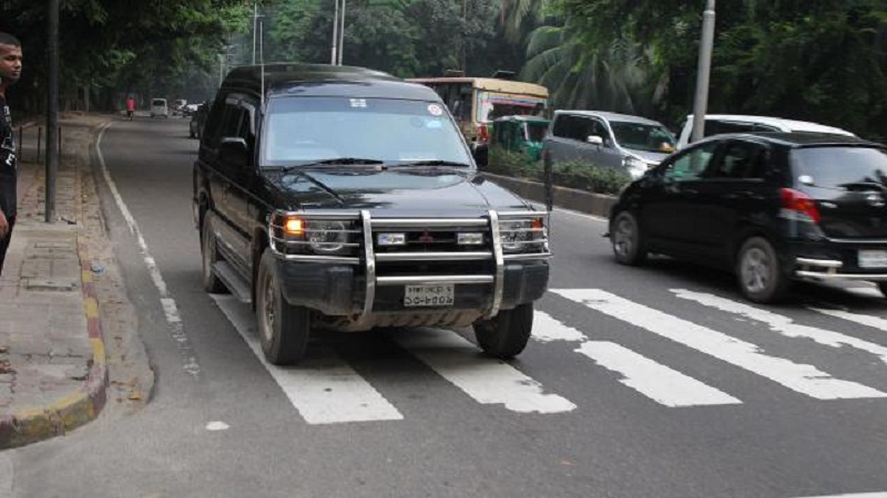 উল্টো পথে আজও ধরা পড়ল সচিবের গাড়ি।