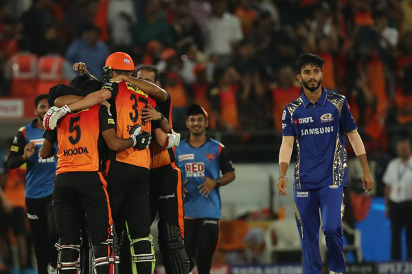 আইপিএল।।মুম্বাই ইন্ডিয়ান্সের বিরুদ্ধে সানরাইজার্স হায়দরাবাদের রুদ্ধশ্বাস জয়   