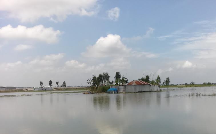 আত্রাই নদীর পানি বিপদসীমার ১০৫ সে.মি. উপরে, বেড়িবাঁধে ভাঙন আরও ৩০ গ্রাম প্লাবিত