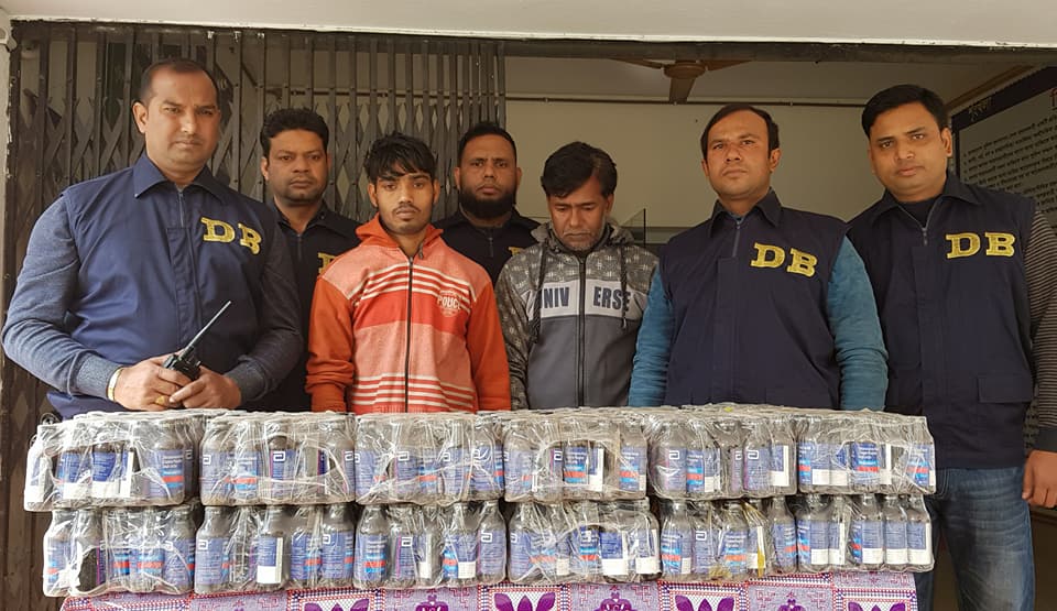 চাঁপাইনবাবগঞ্জে ৯শত বোতল ফেনসিডিলসহ আটক ২ জন।
