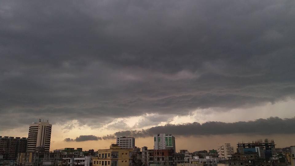 সকাল থেকেই রাজধানীতে সন্ধ্যার আমেজ ।। তুমুল ঝড় বৃষ্টির সঙ্গে বজ্রপাত