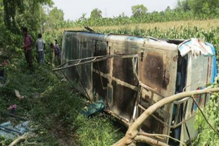 গোপালগঞ্জে বাস নিয়ন্ত্রণ হারিয়ে খাদে, নিহত ৩।।   