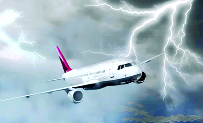 মাঝ আকাশে বজ্রপাতের শিকার হয়েও অলৌকিকভাবে রক্ষা পেল বাংলাদেশ বিমানের একটি ফ্লাইট।।   