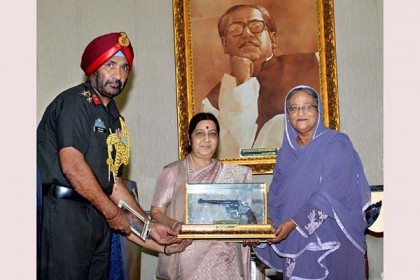 প্রধানমন্ত্রী শেখ হাসিনাকে স্বাধীনতা যুদ্ধের 'স্মারকচিহ্ন' উপহার দিলেন ভারতীয় পররাষ্ট্রমন্ত্রী সুষমা স্বরাজ।।   