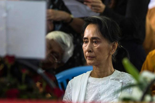 রাখাইন সফরে গেলেন মিয়ানমারের নেত্রী অং সান সু চি।।   