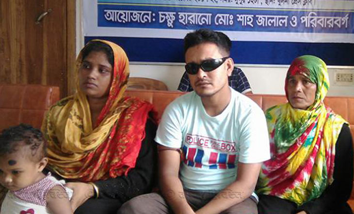 খুলনায় পুলিশের বিরুদ্ধে স্ক্রু ড্রাইভার দিয়ে দুই চোখ তুলে ফেলার অভিযোগ।।   