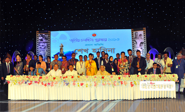জাতীয় চলচ্চিত্র পুরস্কার প্রদান করলেন প্রধানমন্ত্রী শেখ হাসিনা