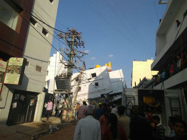 ভারতের বেঙ্গালুরুতে বহুতল ভেঙে নিহত ৪ জন।।