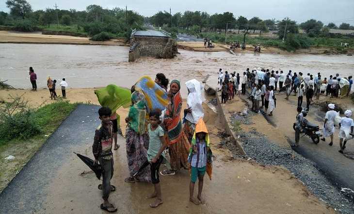ভারতে বন্যায় ভাসছে নরেন্দ্র মোদির সুতিকাগার গুজরাটঃ এপর্যন্ত ১১১জনের মৃত্যু, নিঁখোজ অনেক