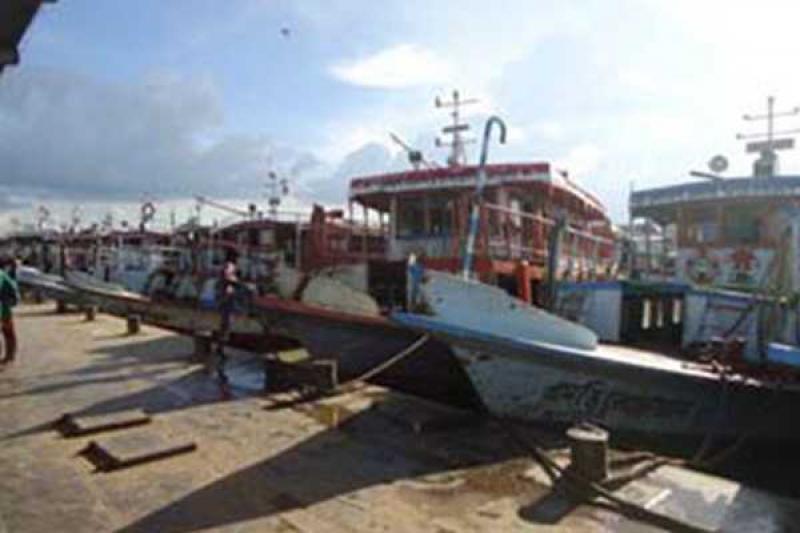 পাটুরিয়া-দৌলতদিয়া রুটে লঞ্চ চলাচল বন্ধ ।। যাত্রী ভোগান্তি চরমে