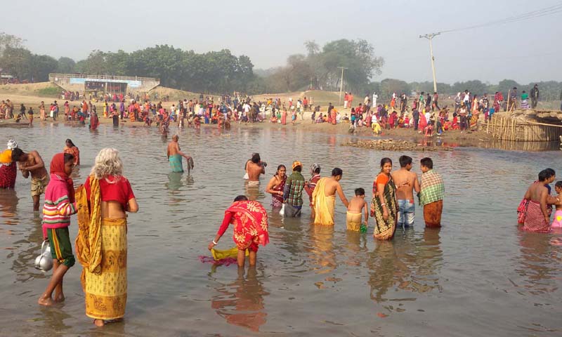 চাঁপাইনবাবগঞ্জের তর্তিপুরে ৫০ সহস্রাধিক হিন্দু ধর্মাবলম্বীর গঙ্গাস্নান অনুষ্ঠিত।   