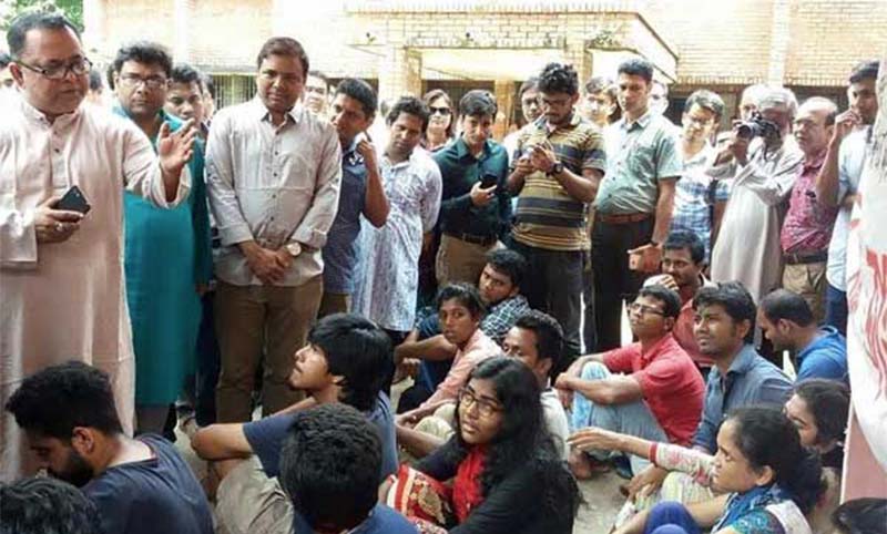 বিশ্ববিদ্যালয় প্রশাসনের আশ্বাসে জাবি শিক্ষার্থীদের আন্দোলন প্রত্যাহার।।