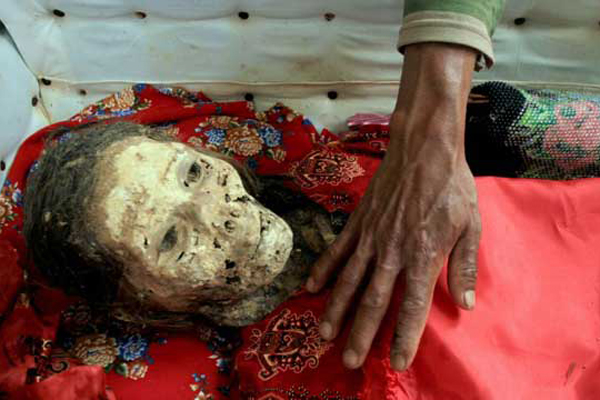 ইন্দোনেশিয়ার সুলাওয়েসির টোরাজা উপজাতির মৃতের সঙ্গে জীবনযাপন।।