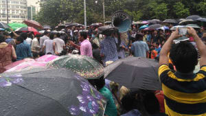 নিউ মার্কেট এলাকায় শিক্ষার্থীদের সড়ক অবরোধ।।