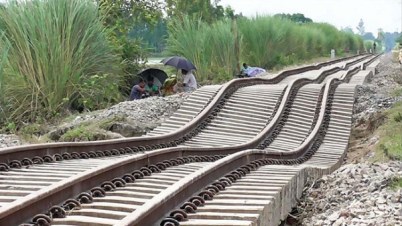 চলছে আপৎকালিন তৎপরতায় মেরামত কাজ ।। আজ বিকেল থেকে ট্রেন চলাচল স্বাভাবিক হতে পারে   