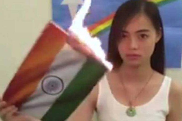 ভারতের জাতীয় পতাকায় আগুন তরুণীর, চাইলেন পাকিস্তানের সাহায্য....