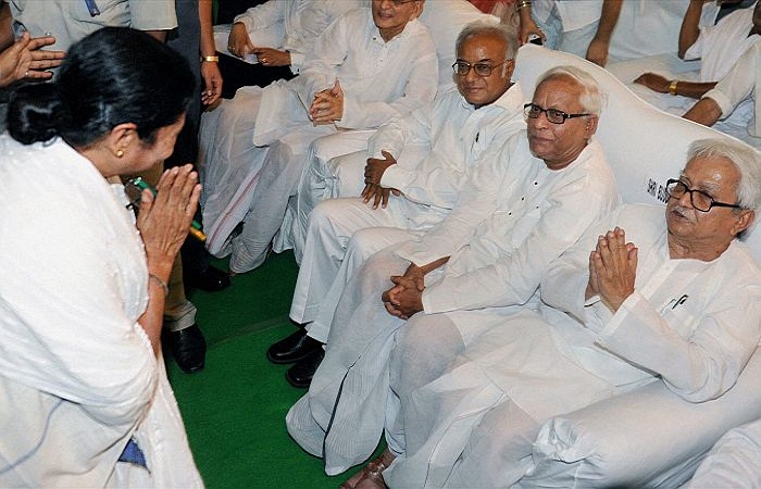 পশ্চিমবঙ্গের প্রাক্তন মুখ্যমন্ত্রী বুদ্ধদেব ভট্টাচার্যকে জন্মদিনের শুভেচ্ছা জানালেন মুখ্যমন্ত্রী মমতা।   