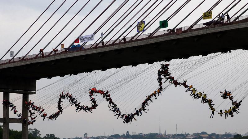 নতুন বিশ্ব রেকর্ড গড়তে ব্রাজিলের একটি সেতু থেকে একসঙ্গে লাফ দিলেন ২৪৫ জন।