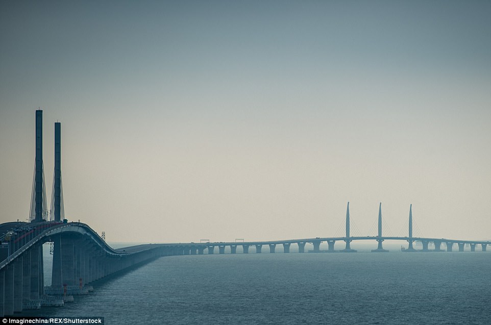 দক্ষিণ চীন সাগরের ওপর দিয়ে তৈরি হলো বিশ্বের সব থেকে বড় সেতু।।