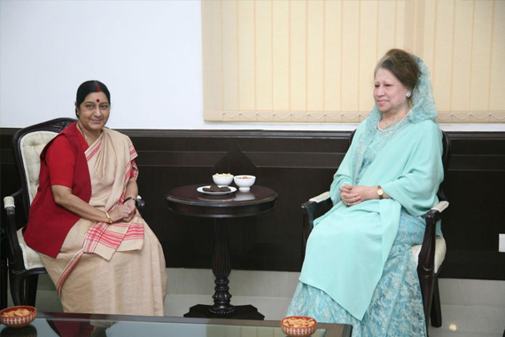 সুষমা স্বরাজের ঢাকা সফরের সঙ্গে সমন্বয় করেই দেশে ফিরতে চান বিএনপি নেত্রী খালেদা জিয়া।।