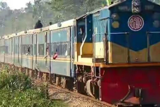 ঈশ্বরদীতে ট্রেনের শিডিউল বিপর্যয়।।