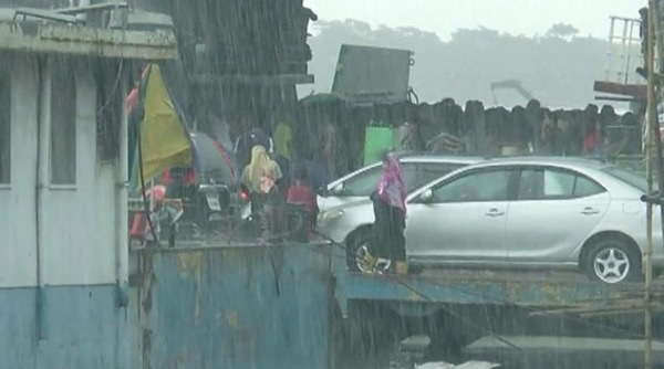 দৌলতদিয়া-পাটুরিয়া ও শিমুলিয়া-কাঠালবাড়ী নৌরুটে নৌযান বন্ধ ।।