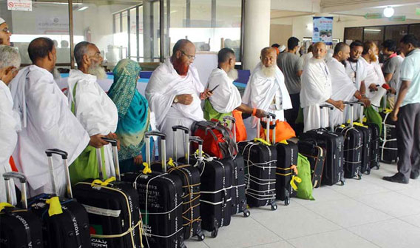 শেষ মুহূর্তে ফ্লাইট সংকটের কারনে অনিশ্চয়তায় চার হাজার হজযাত্রী।।   