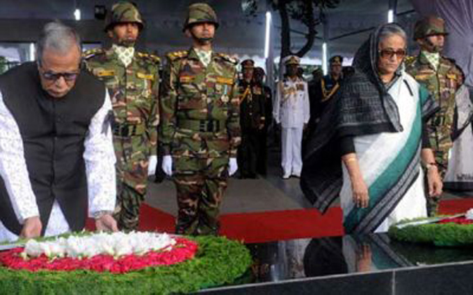 বঙ্গবন্ধুর প্রতিকৃতিতে রাষ্ট্রপতি-প্রধানমন্ত্রীর শ্রদ্ধা নিবেদন