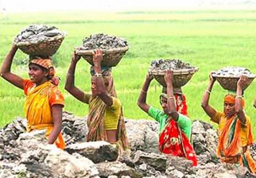 শ্রমে আর ঘামে অটুট লক্ষ নারীর সংসার ।। আজ বিশ্ব নারী দিবস